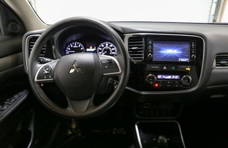 2018 Mitsubishi Outlander interior
